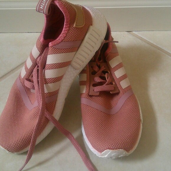 Adidas NMD R1 Women's Running Shoes Size 7.5  Salmon Raw Pink - Picture 1 of 5